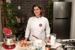 Imagem ilustrativa da imagem Na Cozinha com Cecília Chaves mistura gastronomia, histórias e afetos