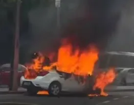 Imagem ilustrativa da imagem VÍDEO: Carro é completamente destruído pelo fogo em rua movimentada do Recife