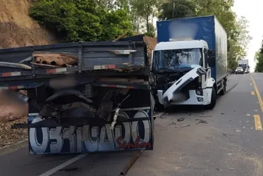 Imagem ilustrativa da imagem Acidente com dois caminhões e uma carreta interdita BR-101 no ES
