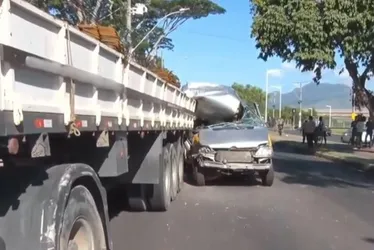 Imagem ilustrativa da imagem Acidente entre van escolar e carreta deixa feridos na Serra
