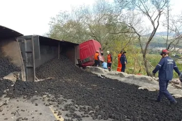 Imagem ilustrativa da imagem Acidentes causam interdição total em duas rodovias federais no ES