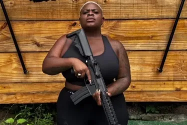 Imagem ilustrativa da imagem Após foto segurando fuzil, Jojo Todynho nega apologia a arma de fogo