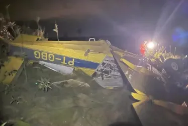 Imagem ilustrativa da imagem Avião fica de cabeça para baixo após queda em MG