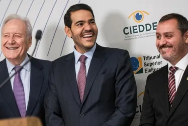 
          Imagem ilustrativa da imagem Base de Lula calcula impacto para reonerar os municípios
          