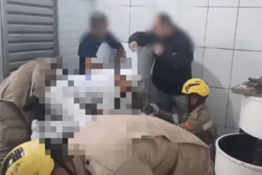 Imagem ilustrativa da imagem Bombeiros precisam cortar máquina no meio após padeiro ficar com mão presa
