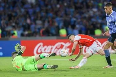 Imagem ilustrativa da imagem Borré perde gols e Internacional empata pela Sul-Americana; Furacão aplica goleada