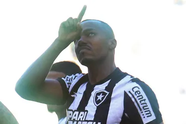 Imagem ilustrativa da imagem Botafogo vence Fluminense por 4 a 2 em jogo 'eletrizante' no Maracanã pelo Carioca