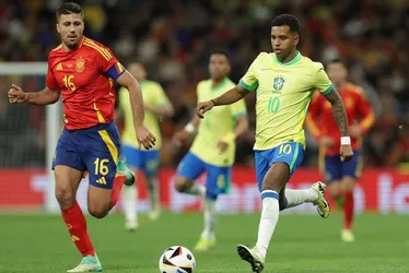 Imagem ilustrativa da imagem Brasil leva baile, mas empata contra a Espanha com pênalti nos acréscimos