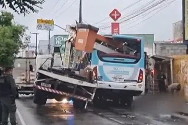 Imagem ilustrativa da imagem Caminhão atinge ônibus, e duas pessoas morrem em Fortaleza