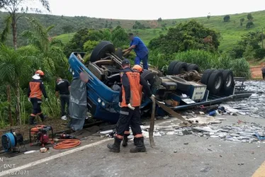 Imagem ilustrativa da imagem Caminhão tomba e motorista morre em acidente na BR-259 no ES