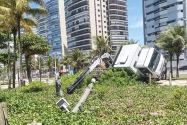 Imagem ilustrativa da imagem Caminhão tomba no calçadão de praia em Vila Velha