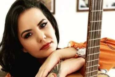 Imagem ilustrativa da imagem Cantora sertaneja morre ao capotar carro em rodovia no interior de SP