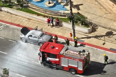 Imagem ilustrativa da imagem Carro pega fogo e assusta moradores na Enseada do Suá
