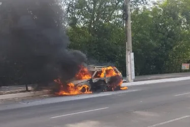 Imagem ilustrativa da imagem Carro pega fogo em avenida de Vitória; veja vídeo