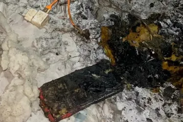 Imagem ilustrativa da imagem Celular explode enquanto carregava e causa incêndio em apartamento
