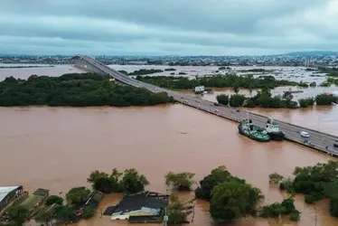 Imagem ilustrativa da imagem Cheia recorde do Guaíba inunda aeroporto e causa falta de água potável