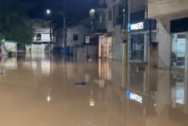 Imagem ilustrativa da imagem Chuva forte atinge cidades do Noroeste do ES e provoca alagamentos