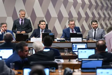 Imagem ilustrativa da imagem Comissão do Senado aprova PEC que criminaliza posse de qualquer quantidade de droga