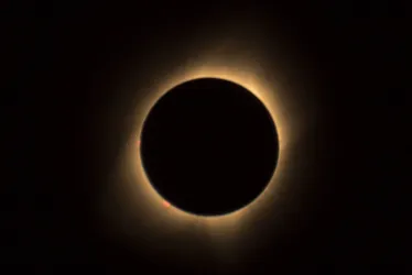 Imagem ilustrativa da imagem Como eclipse solar visto do Brasil ajudou a confirmar teoria de Einstein