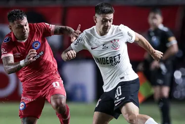 Imagem ilustrativa da imagem Corinthians volta a jogar mal e perde para o Argentinos Juniors na Sul-Americana