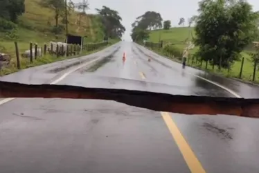 Imagem ilustrativa da imagem Cratera se abre em rodovia e “engole” carros em Bom Jesus do Norte