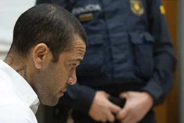 Imagem ilustrativa da imagem Daniel Alves perde prazo e não pode ser libertado nesta quinta, diz jornal espanhol