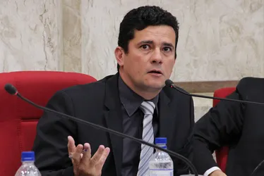 Imagem ilustrativa da imagem Desembargador pede vista e suspende julgamento de Moro