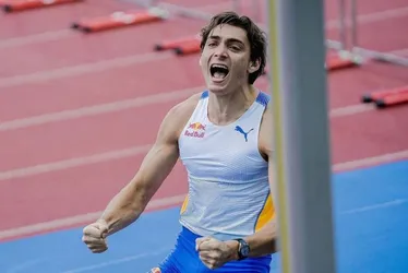 Imagem ilustrativa da imagem Duplantis salta 6,24m e bate recorde mundial do salto com vara pela 8ª vez