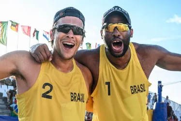 Imagem ilustrativa da imagem Evandro e Arthur celebram vaga para Paris no vôlei de praia com ouro em Brasília