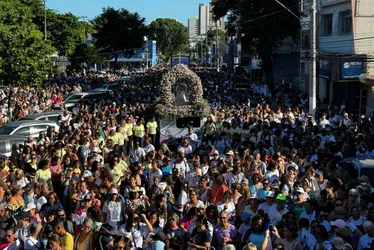 Imagem ilustrativa da imagem FOTOS | Mulheres lotam ruas de Vila Velha em romaria na Festa da Penha