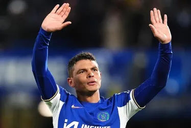 Imagem ilustrativa da imagem Fluminense retoma contato com Thiago Silva, livre após adeus ao Chelsea