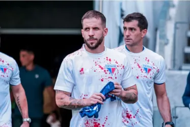Imagem ilustrativa da imagem Fortaleza lança camisa com manchas de sangue para lembrar atentado a ônibus