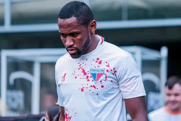 Imagem ilustrativa da imagem Fortaleza usa camisa com 'marcas de sangue' e cobra justiça após atentado a ônibus