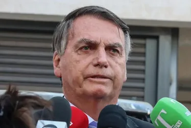 Imagem ilustrativa da imagem Frequento embaixadas pelo país, converso com embaixadores, diz Bolsonaro