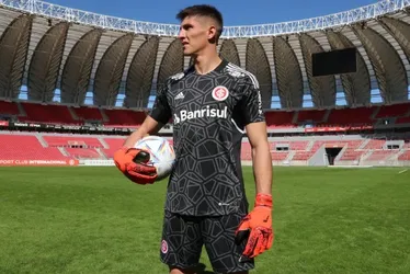 Imagem ilustrativa da imagem Goleiro do Inter ajuda a servir almoço para vítimas de enchentes no RS