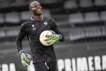 Imagem ilustrativa da imagem Goleiro vítima de racismo agradece Vini Jr. pelo apoio: 'Vou até a morte com ele'