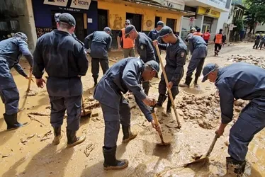 Imagem ilustrativa da imagem Governador envia 240 alunos soldado para ajudar na limpeza de Mimoso do Sul