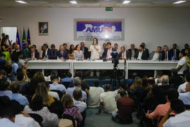 Imagem ilustrativa da imagem Governadora Raquel Lyra anuncia 100 creches e Novo Morar Bem na posse da Amupe