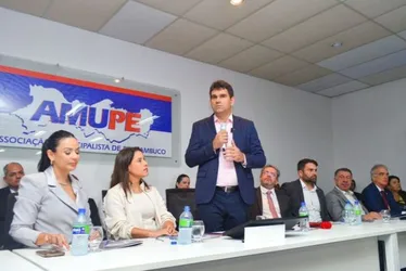 Imagem ilustrativa da imagem Governadora Raquel Lyra anuncia 100 creches e Novo Morar Bem na posse da Amupe