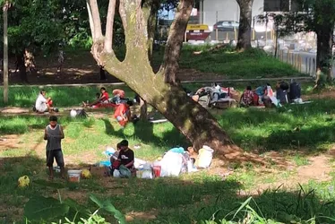 Imagem ilustrativa da imagem Grupo de venezuelanos se abriga em praça de Vitória e recusa ajuda da prefeitura