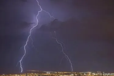 Imagem ilustrativa da imagem Homem é morto por raio no RJ, e aulas são suspensas por causa da chuva