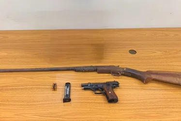 Imagem ilustrativa da imagem Homem suspeito de estuprar adolescente é preso por posse ilegal de arma de fogo