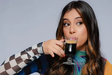 Imagem ilustrativa da imagem Humorista Carol Maloca apresenta show solo de stand-up comedy no Recife