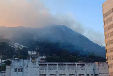 Imagem ilustrativa da imagem Incêndio provoca nuvem de fumaça no centro de Vitória