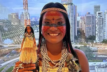 Imagem ilustrativa da imagem Indígena brasileira vira Barbie nos 65 anos da boneca