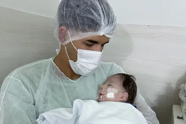 Imagem ilustrativa da imagem Internado há 8 meses, filho de Zé Vaqueiro é batizado no hospital e pais comemoram