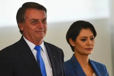 Imagem ilustrativa da imagem Justiça nega pedido de indenização de Bolsonaro contra Lula por móveis no Alvorada