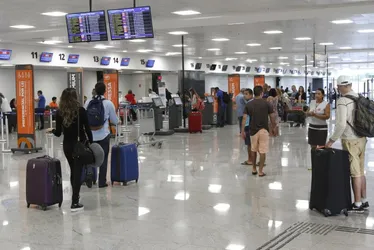 Imagem ilustrativa da imagem Lanchonete do Aeroporto de Vitória é notificada após cobrar gorjeta de 27,5%