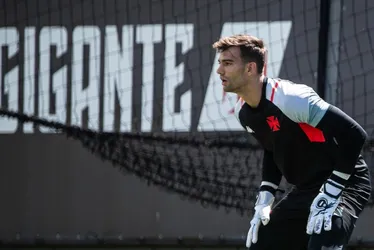 Imagem ilustrativa da imagem Léo Jardim, do Vasco, é surpreendido com seleção: "Estava dando banho no filho"