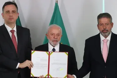 Imagem ilustrativa da imagem Lula anuncia com Pacheco e Lira decreto para facilitar envio de recursos ao RS